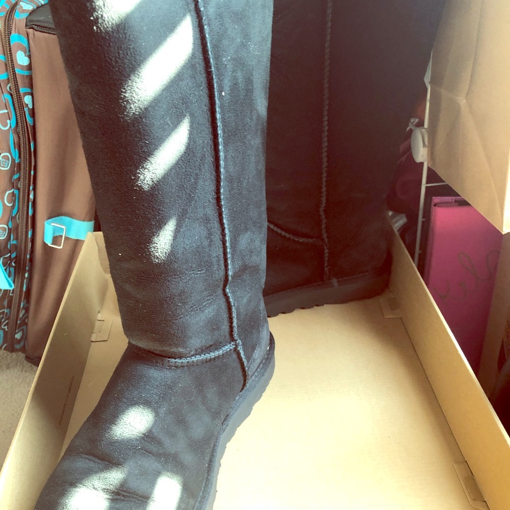 Black ugg Boots